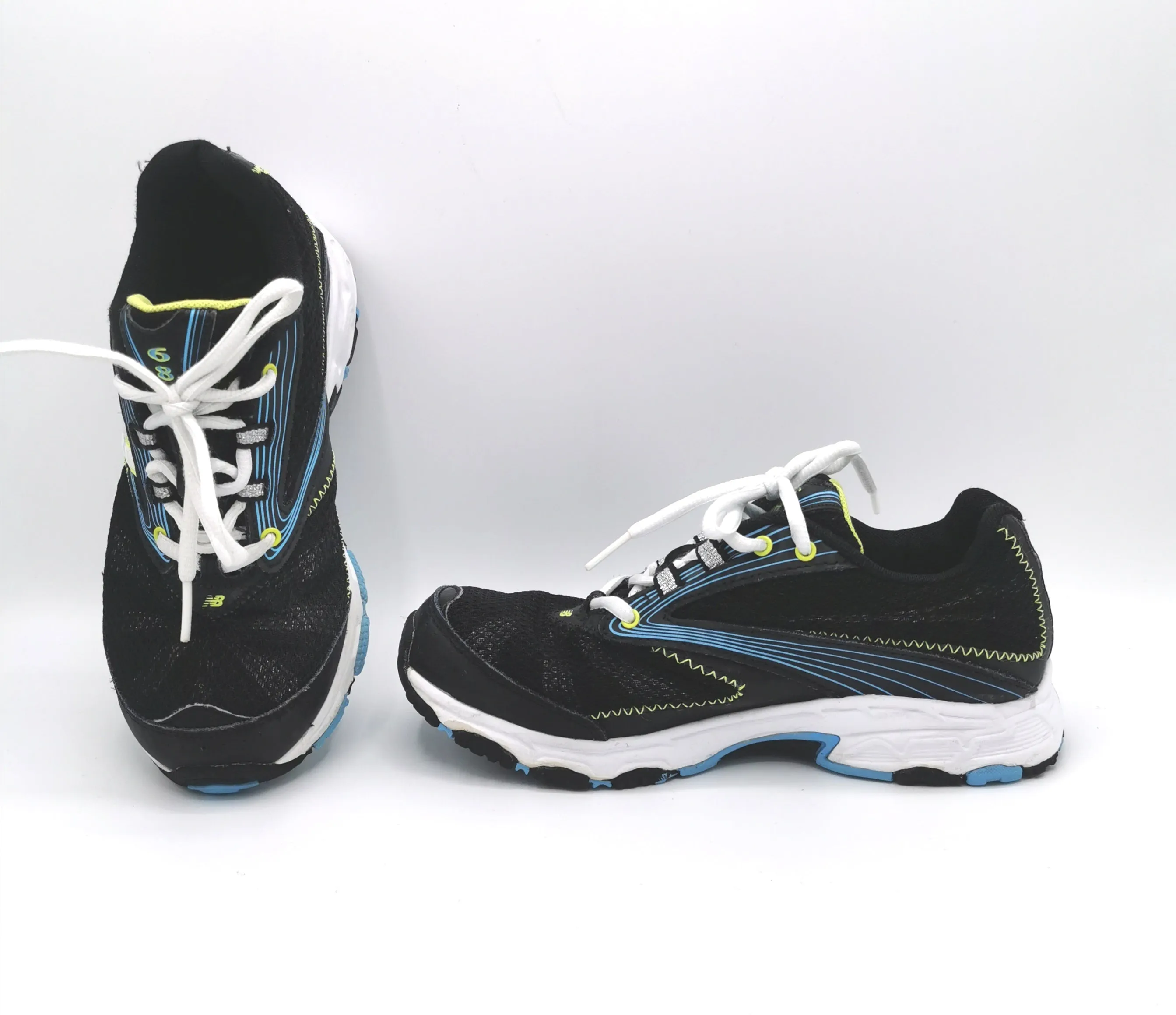 GIRL SIZE 4 YOUTH - NEW BALANCE Kids Running Shoes EUC B12